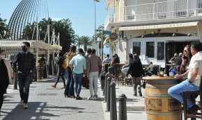 Els hostalers critiquen «l'arbitrarietat» del Govern per compensar la cultura pel tancament comarcal i no la restauració
