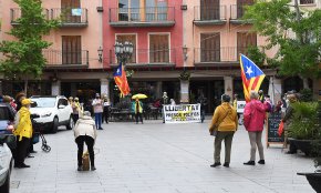 Els Avis i Àvies i el xou amb els cotxes aparcats a la plaça de la Vila
