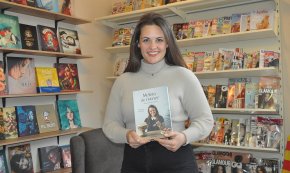 Gessamí Caramés signa exemplars del seu llibre «Los postres de Gessa» a la llibreria Torrevisca