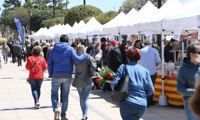 Un dia esplèndid per una diada de Sant Jordi gairebé com les d'abans de la pandèmia