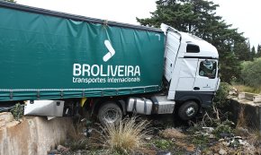 Un camió surt de l'autopista, recorre més de 100 metres camp a través i s'estavella en una bassa