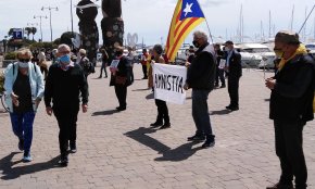 Nova concentració dels Avis i Àvies al port, entre el suport i l'insult