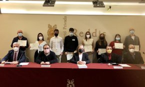 Maria Valencia i Maria Cabré, alumnes de l'institut Cambrils, premiades per la Fundacció Reddis pels seus treballs de recerca de Batxillerat