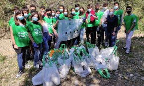 El col·legi Cardenal Vidal i Barraquer s'adhereix a la campanya Let's Clean Up Europe amb una neteja al barranc de la Verge del Camí