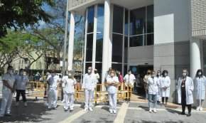 Els professionals de l'Hospital Lleuger guarden un minut de silenci en record dels sanitaris morts per la covid-19 durant la pandèmia