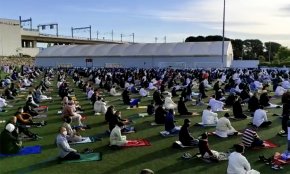 El camp de futbol municipal acull una multitudinària pregària de la fi del Ramadà