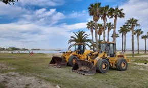 Segueixen els treballs de posada a punt de les platges cambrilenques de cara a la temporada d'estiu