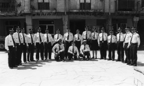 Cos de la policia local a la plaça de la Vila després de l'ampliació de la plantilla / Maig de 1982