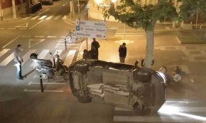 Un cotxe bolcat i un fanal a terra en un accident al barri de l'Eixample (actualització)
