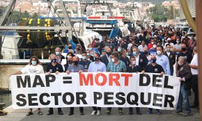  Pescadors cambrilencs se sumen a la manifestació de Sant Carles de la Ràpita contra la normativa europea que limita la pesca d'arrossegament 