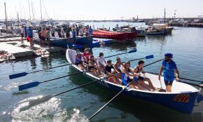 Una seixantena d'alumnes de l'institut La Mar de la Frau tenen la seva primera experiència amb el rem de la mà de Vent d'Estrop
