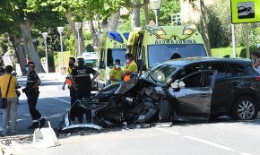 Un cotxe s'estavella contra un fanal i un arbre al raval de Gràcia