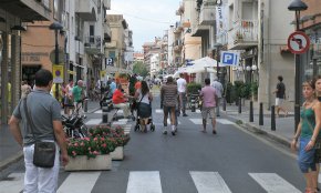 El carrer de Pau Casals serà només per a vianants durant les tardes i les nits d'estiu   