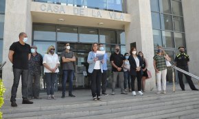 Minut de silenci a les portes de l'Ajuntament contra la violència masclista i la violència vicària 