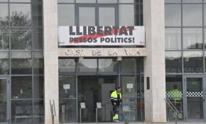 El PP reclama retirar les pancartes de caire polític de l'Ajuntament "com a gest amb la resta d'Espanya"