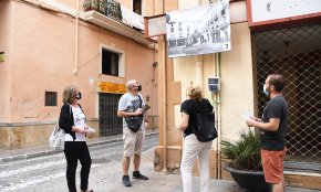 «Records del Barri Antic», un itinerari de 25 fotografies antigues penjades pels balcons de diversos carrers i places del barri