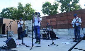 L'Stromboli Jazz Band ofereix un concert de versions a ritme de jazz i swing al parc del Pescador