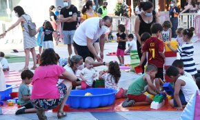 La plaça del Pòsit acull un espai de jocs per a la canalla, dins la programació festiva de Sant Pere
