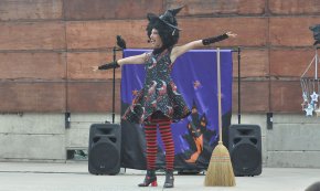 L'espectacle infantil «Aquesta bruixa és un encant», al Parc del Pescador, fa les delícies dels més petits 