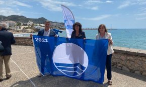 Cambrils recull les quatre Banderes Blaves que acrediten la qualitat de les platges del municipi   