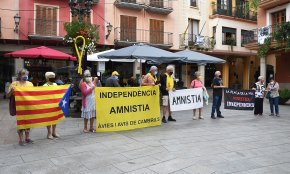 Àvies i Avis: nova pancarta, comunicat i proposta de participació a la Travessa per la Llibertat amb Jordi Turull