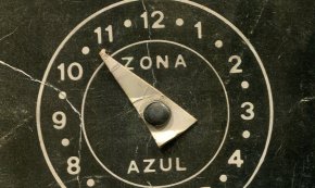 Disc d'estacionament de vehicles a la plaça d'Espanya en «zona azul» / Dècada de 1960