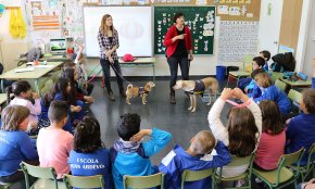 Els gossos de l'Associació 4 Potes tornen a les aules cambrilenques