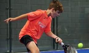 El cambrilenc Asier Estébanez, actual número 1 del rànquing espanyol masculí benjamí de pàdel 