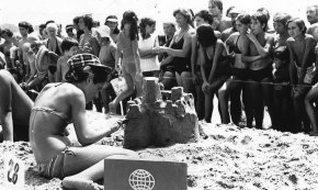 Concurs de castells de sorra a la platja del Regueral / Juliol de 1975