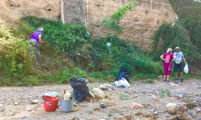 La iniciativa Talking Rubbish neteja una zona del barranc de la Mare de Déu del Camí on es fan «botellons» cada nit