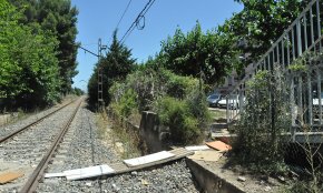 Els veïns de diferents barris «obren» passos alternatius per travessar l'antiga via del tren