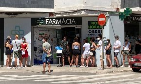Els laboratoris i farmàcies que realitzen proves diagnòstiques de la covid-19, desbordats davant l'augment del turisme i dels trasllats