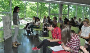 Alumnat de català i Voluntariat per la Llengua celebren l'Any Pompeu Fabra 