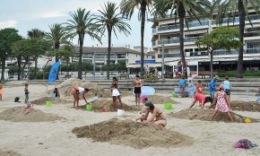 Les famílies posen a prova les seves habilitats i creativitat en un nou taller d'escultures de sorra
