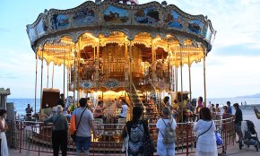Un gran carrusel clàssic és la nova activitat turística del passeig de les Palmeres 