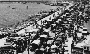 Pas de les tartanes provinents de Riudoms pel port de Cambrils / Agost 1972