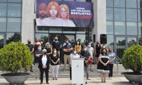 Minut de silenci a les portes de l'Ajuntament per condemnar el feminicidi d'una dona per violència masclista