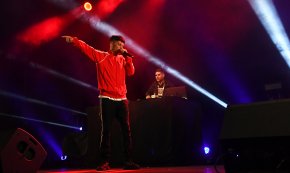 El rap reivindicatiu de Prok fa embogir el públic del parc del Pinaret