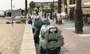 El «ritual» dels manters i la policia, un any més, al passeig litoral del Cap de Sant Pere