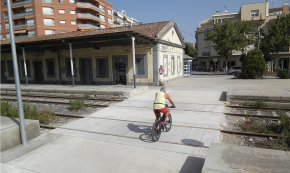 S'enllesteixen les obres del pas per a vianants al costat de l'antiga estació del tren