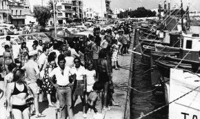 El port de Cambrils ple de turistes / Agost 1976