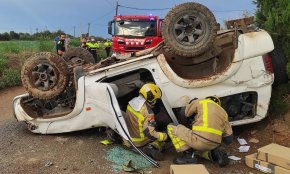 Rescatat el conductor d'un vehicle que havia patit un accident al camí de Mont-roig