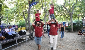 Festa Major, sense diada castellera però amb els instruments tradicionals catalans com a alternativa
