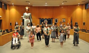 17 dones que duen el nom de Camí són homenatjades a l'Ajuntament per celebrar la seva onomàstica