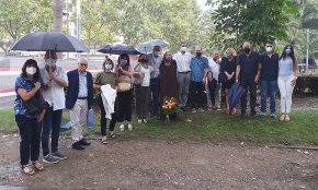 ERC Cambrils fa l'ofrena floral al monòlit de l'11 de setembre al Parc del Pescador