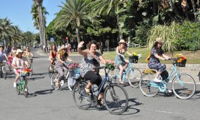 La passejada «Fancy Women Bike Ride» posa el toc de color al seu pas per la façana marítima del Port