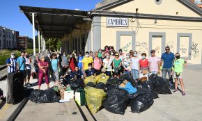 Trenta-una persones recullen més de 25 sacs de deixalles a la «gran neteja» de l'antiga estació de tren