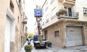 Es comencen a instal·lar els llums de Nadal als carrers de Cambrils