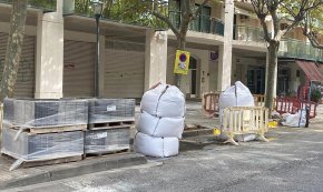Reparació de voreres, pintada de bancs i mobiliari urbà, arranjament de carrers,... la tasca de la Brigada Municipal que no s'atura