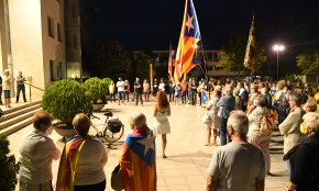 Prop de 200 persones es concentren a la plaça de l'Ajuntament en suport del president Puigdemont